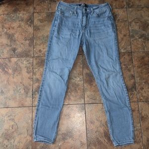 size 5 short holister women pants, worn a few times they just don’t find no more